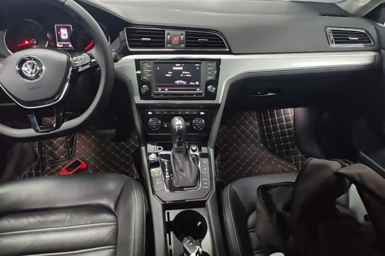 Used Volkswagen Lamando 2017 280TSI DSG Luxury Edition Audio And AC Panel