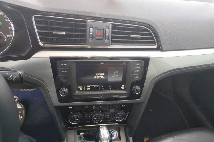 Used Volkswagen Lamando 2017 280TSI DSG Comfort Edition Audio And AC Panel