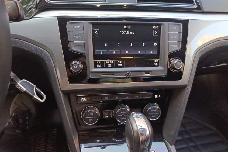 Used Volkswagen Lamando 2017 280TSI DSG Comfort Edition Audio And AC Panel