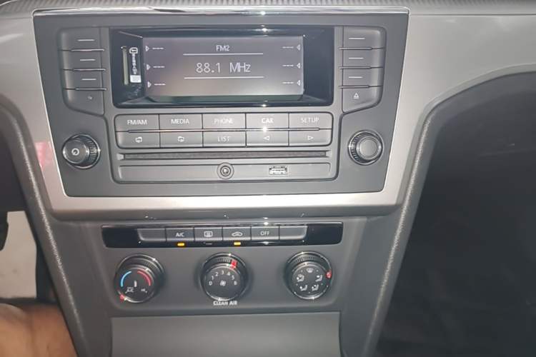 Used Volkswagen Lamando 2017 230TSI Manual Trend Edition Audio And AC Panel