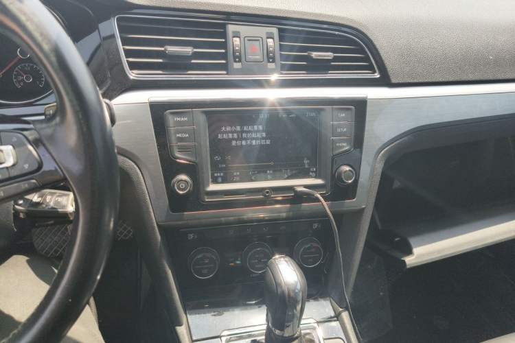 Used Volkswagen Lamando 2017 280TSI DSG Comfort Edition Audio And AC Panel