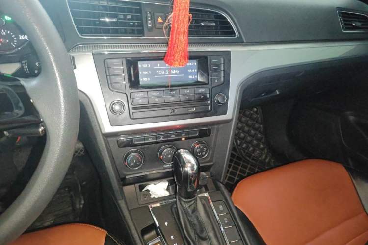 Used Volkswagen Lamando 2017 230TSI DSG Fashion Edition Audio And AC Panel