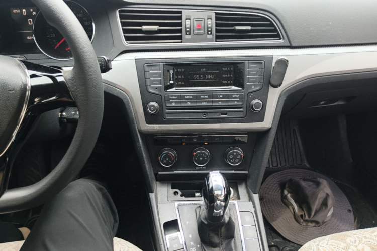 Used Volkswagen Lamando 2017 230TSI DSG Fashion Edition Audio And AC Panel