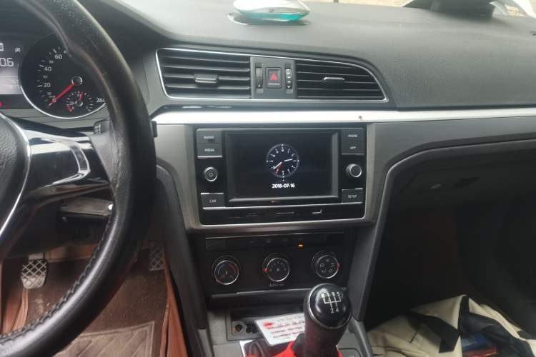 Used Volkswagen Lamando 2017 230TSI Manual Trend Edition Audio And AC Panel