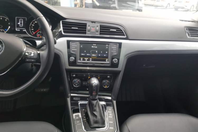 Used Volkswagen Lamando 2017 280TSI DSG Comfort Edition Audio And AC Panel