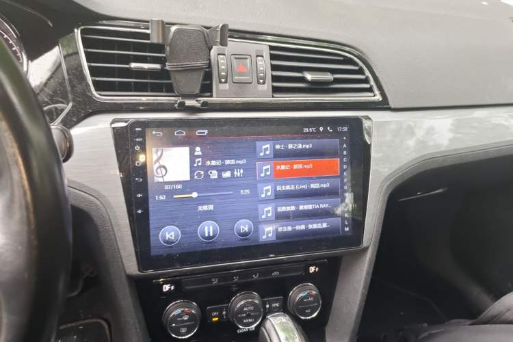 Used Volkswagen Lamando 2017 280TSI DSG Comfort Edition Audio And AC Panel