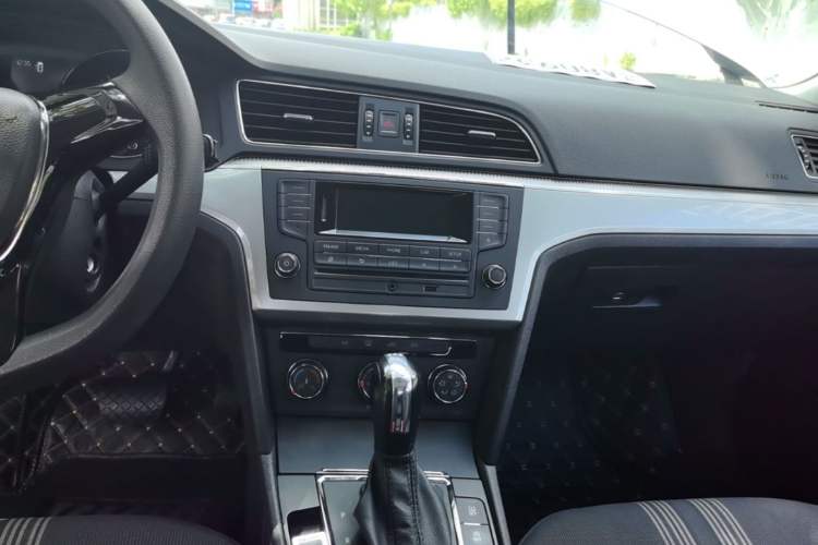 Used Volkswagen Lamando 2017 230TSI DSG Fashion Edition Audio And AC Panel