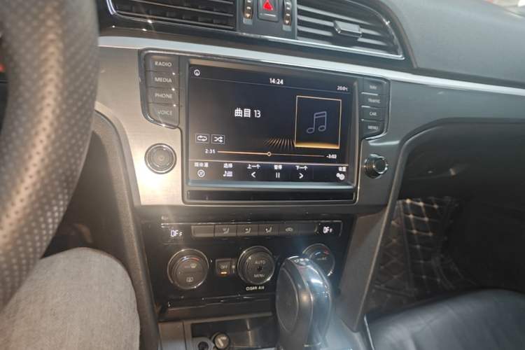 Used Volkswagen Lamando 2017 280TSI DSG Comfort Edition Audio And AC Panel