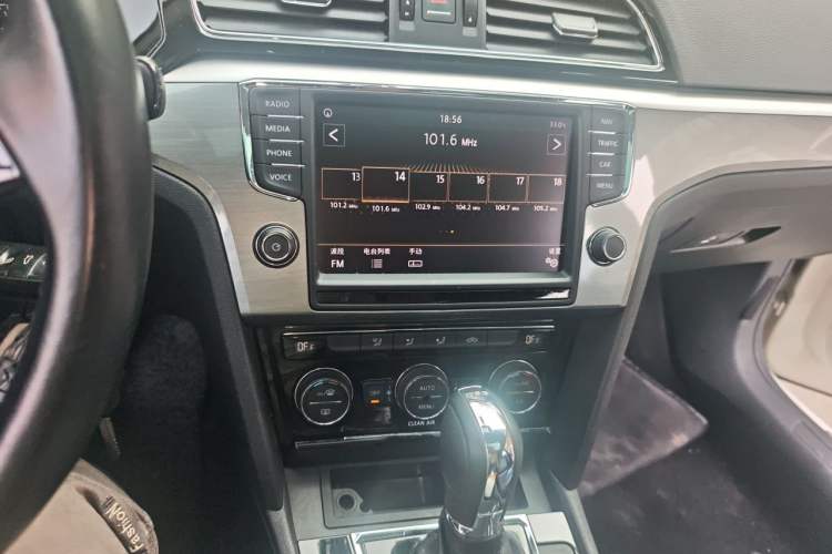 Used Volkswagen Lamando 2017 280TSI DSG Comfort Edition Audio And AC Panel