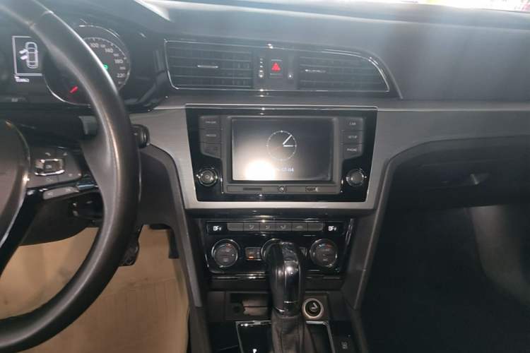 Used Volkswagen Lamando 2017 280TSI DSG Comfort Edition Audio And AC Panel