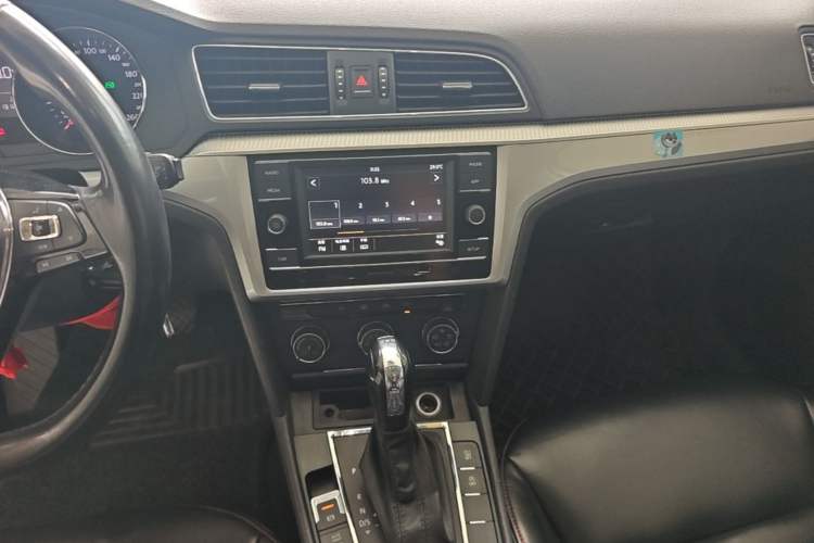 Used Volkswagen Lamando 2017 230TSI DSG Fashion Edition Audio And AC Panel