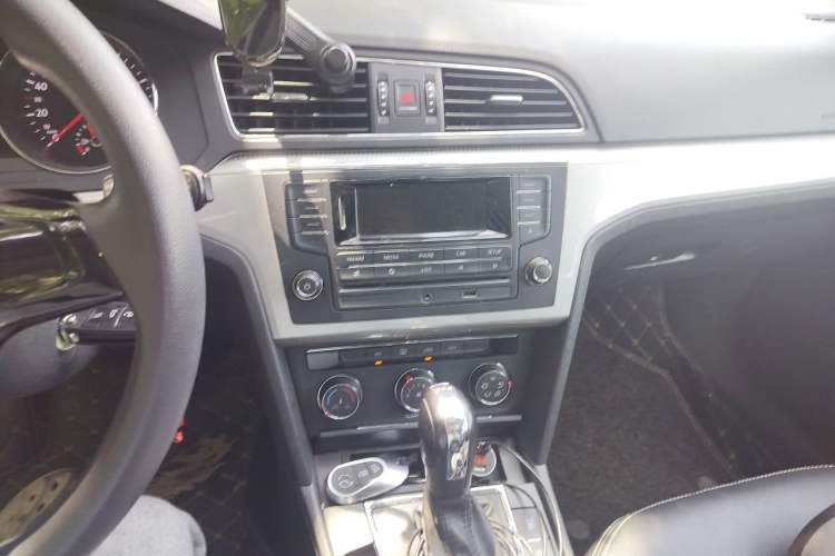 Used Volkswagen Lamando 2017 230TSI DSG Fashion Edition Audio And AC Panel