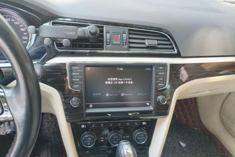 Used Volkswagen Lamando 2017 280TSI DSG Luxury Edition Audio And AC Panel