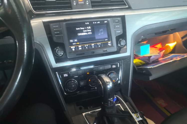 Used Volkswagen Lamando 2017 280TSI DSG Comfort Edition Audio And AC Panel