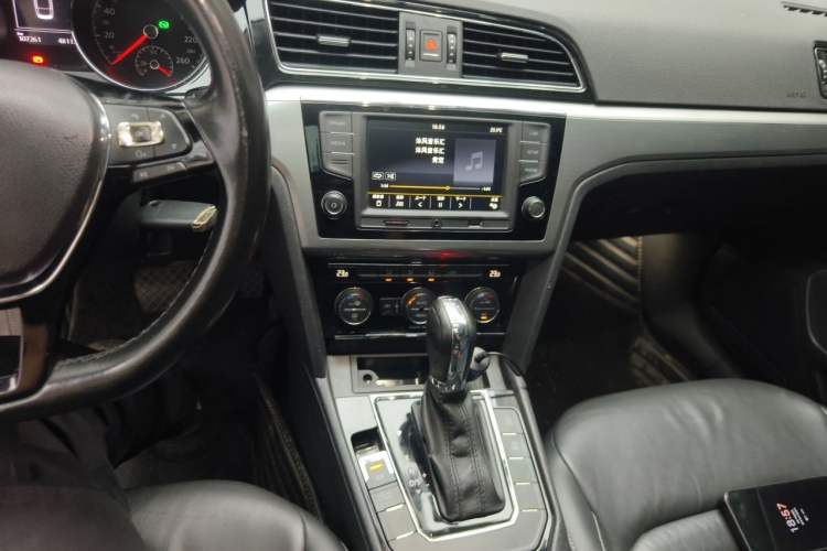 Used Volkswagen Lamando 2017 280TSI DSG Comfort Edition Audio And AC Panel