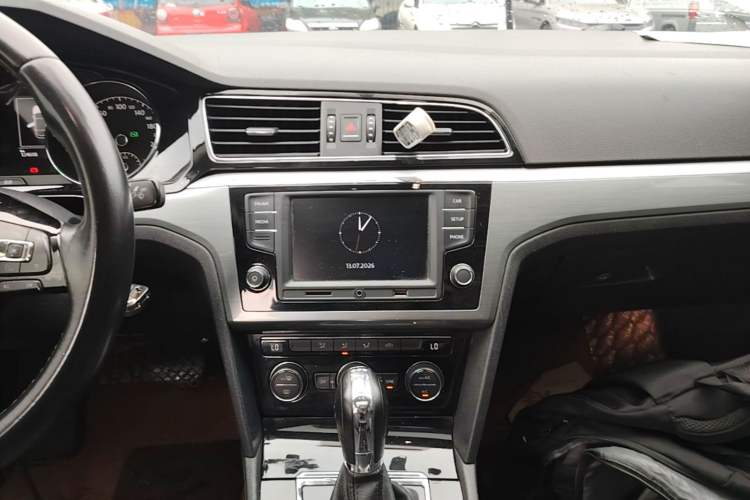 Used Volkswagen Lamando 2017 280TSI DSG Comfort Edition Audio And AC Panel