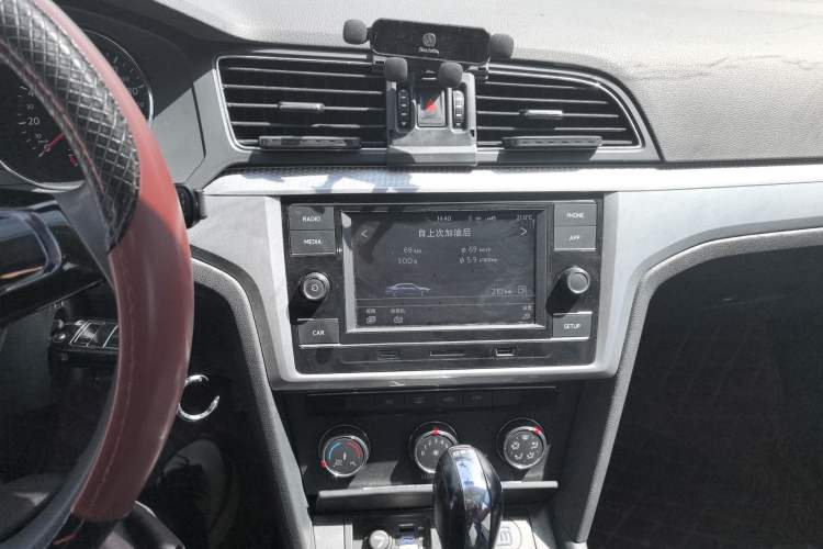 Used Volkswagen Lamando 2017 230TSI DSG Fashion Edition Audio And AC Panel