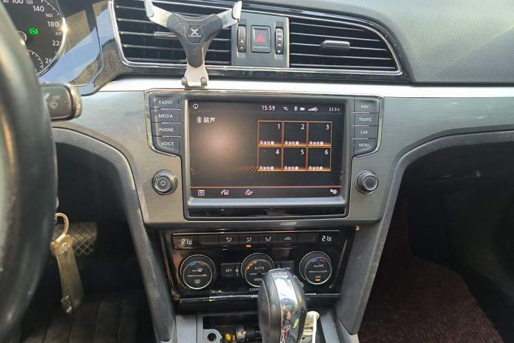 Used Volkswagen Lamando 2017 280TSI DSG Comfort Edition Audio And AC Panel