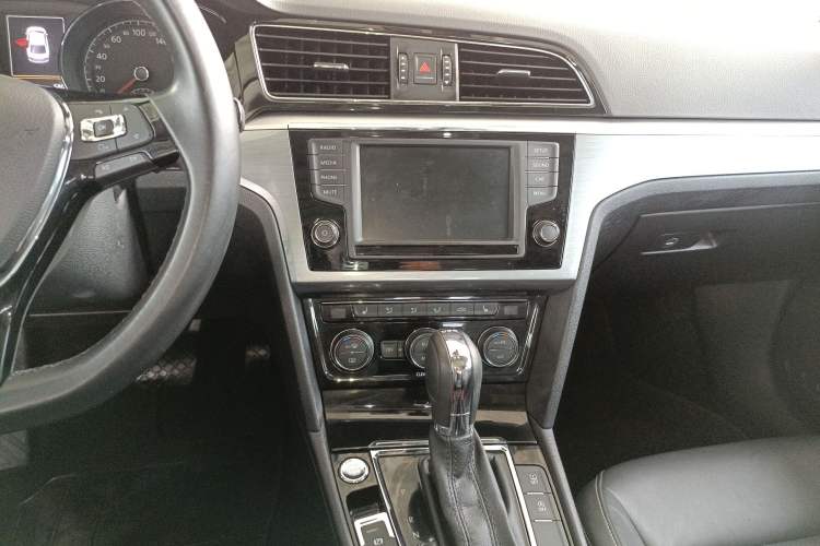 Used Volkswagen Lamando 2017 280TSI DSG Luxury Edition Audio And AC Panel