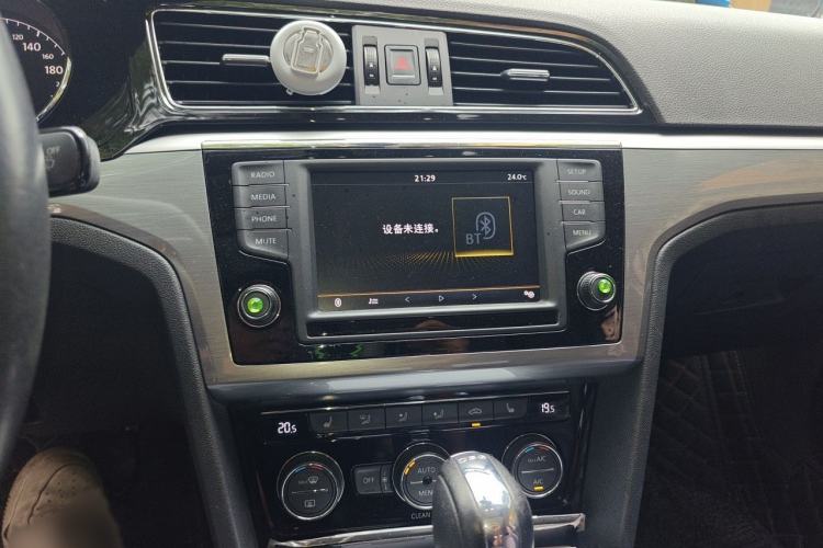 Used Volkswagen Lamando 2017 280TSI DSG Luxury Edition Audio And AC Panel