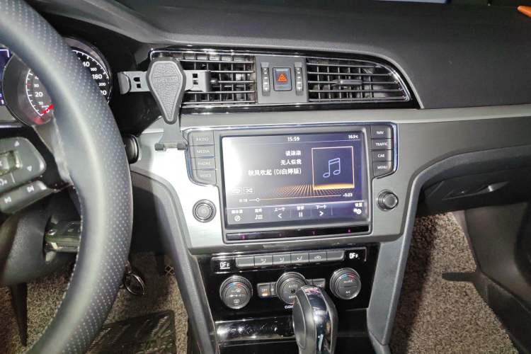 Used Volkswagen Lamando 2017 280TSI DSG Comfort Edition Audio And AC Panel
