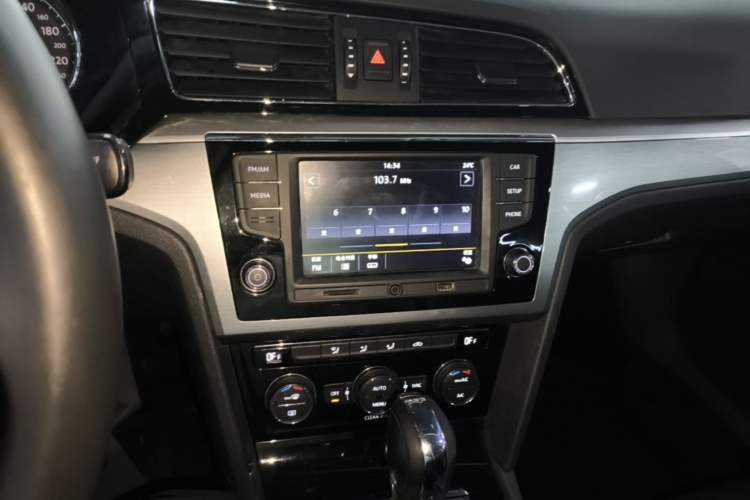 Used Volkswagen Lamando 2017 280TSI DSG Comfort Edition Audio And AC Panel