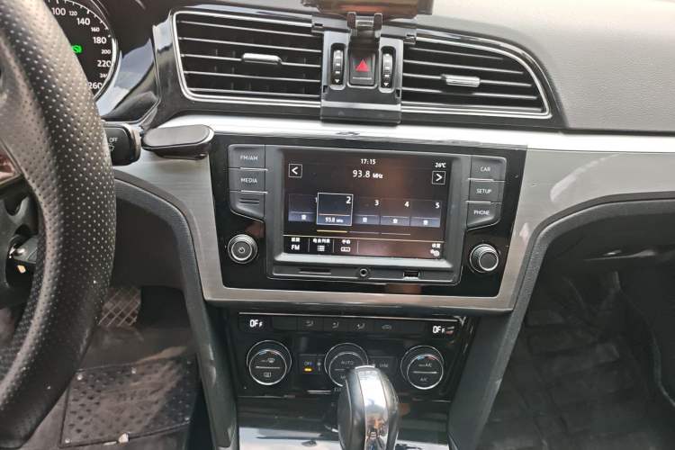 Used Volkswagen Lamando 2017 280TSI DSG Comfort Edition Audio And AC Panel