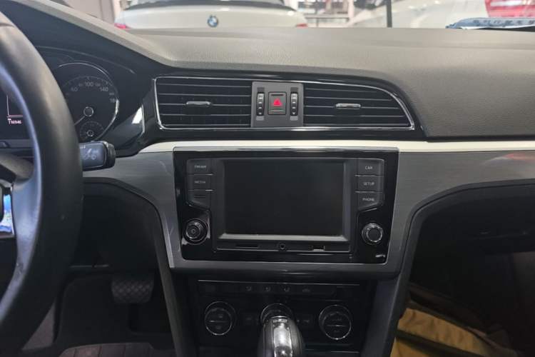 Used Volkswagen Lamando 2017 280TSI DSG Comfort Edition Audio And AC Panel