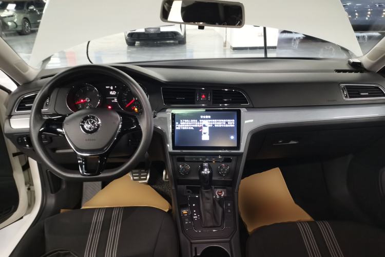 Used Volkswagen Lamando 2017 230TSI DSG Fashion Edition Center Console