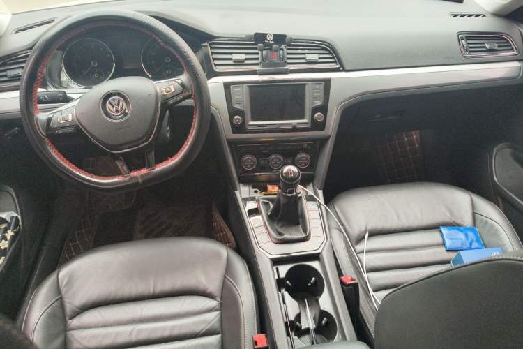 Used Volkswagen Lamando 2017 280TSI Manual Comfort Edition Center Console