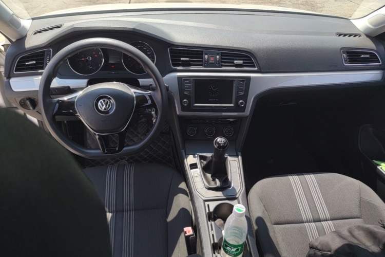 Used Volkswagen Lamando 2017 230TSI Manual Trend Edition Center Console