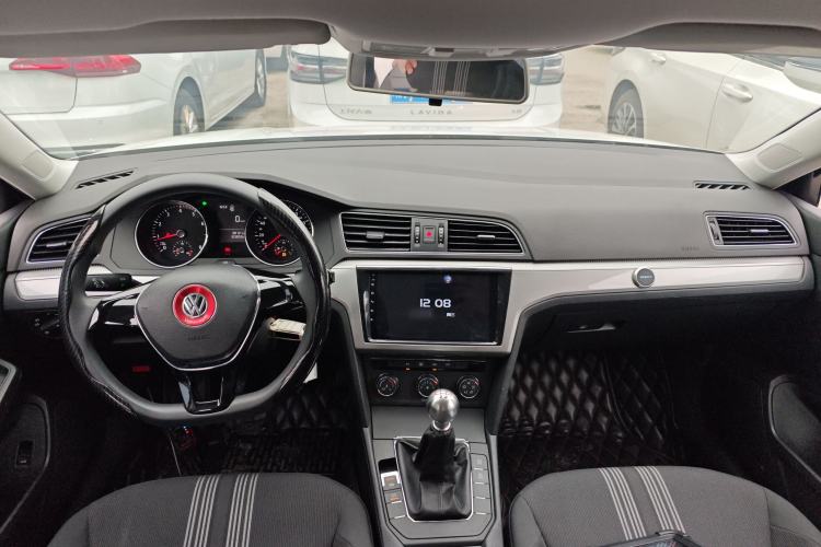 Used Volkswagen Lamando 2017 230TSI Manual Trend Edition Center Console