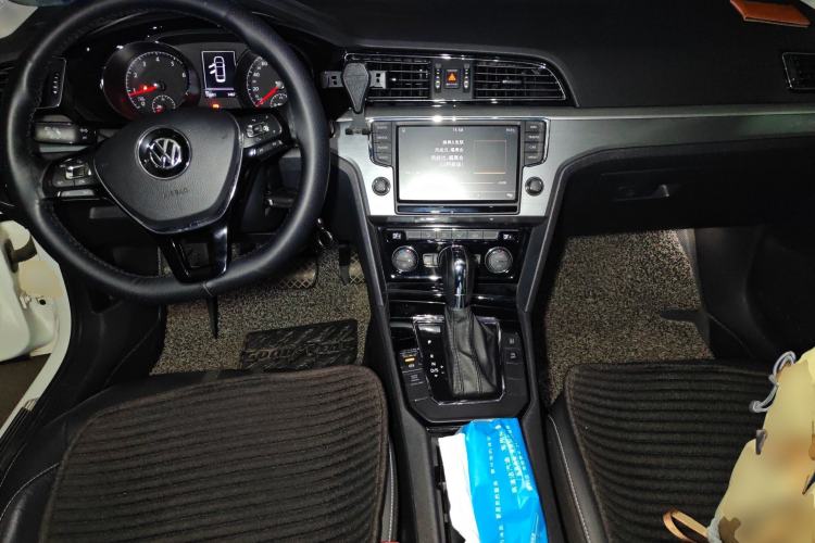 Used Volkswagen Lamando 2017 280TSI DSG Comfort Edition Center Console