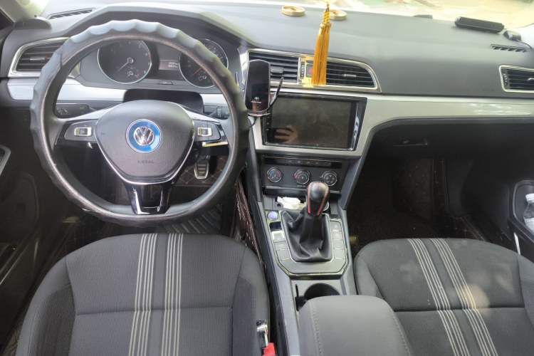 Used Volkswagen Lamando 2017 230TSI Manual Trend Edition Center Console