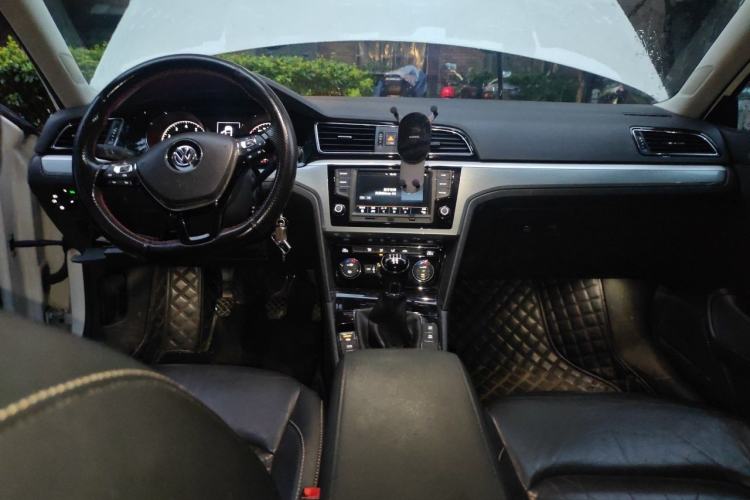 Used Volkswagen Lamando 2017 280TSI Manual Comfort Edition Center Console