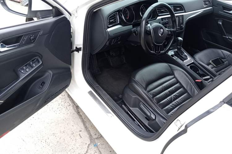 Used Volkswagen Lamando 2017 280TSI DSG Comfort Edition Driver Seat