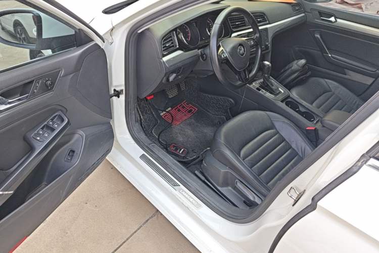 Used Volkswagen Lamando 2017 280TSI DSG Comfort Edition Driver Seat