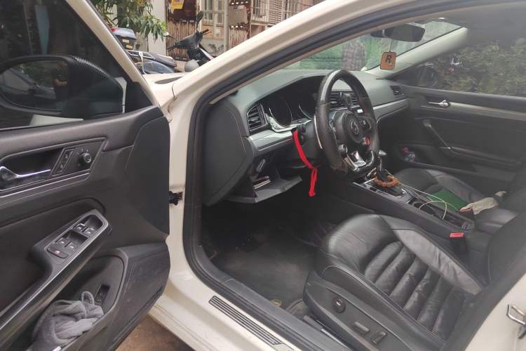Used Volkswagen Lamando 2017 280TSI DSG Comfort Edition Driver Seat