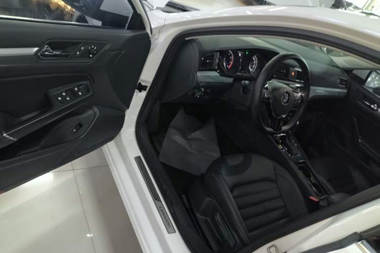 Used Volkswagen Lamando 2017 280TSI DSG Comfort Edition Driver Seat