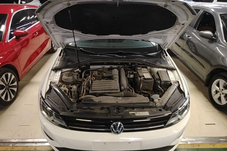 Used Volkswagen Lamando 2017 230TSI DSG Fashion Edition Engine Bay