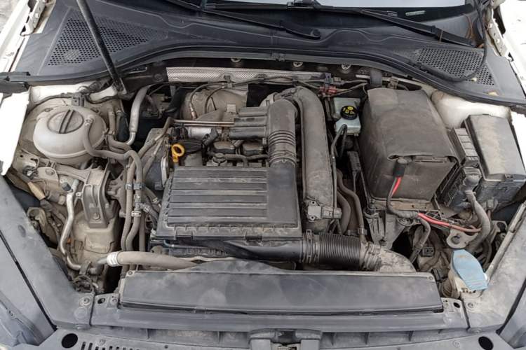 Used Volkswagen Lamando 2017 280TSI DSG Comfort Edition Engine Bay