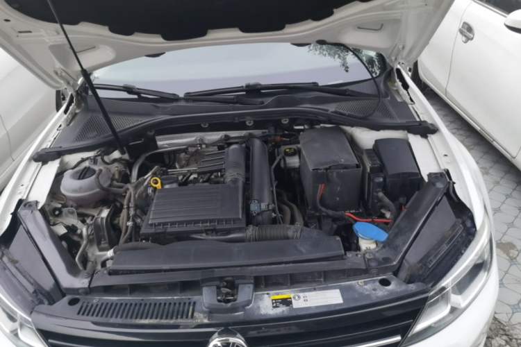 Used Volkswagen Lamando 2017 280TSI DSG Comfort Edition Engine Bay