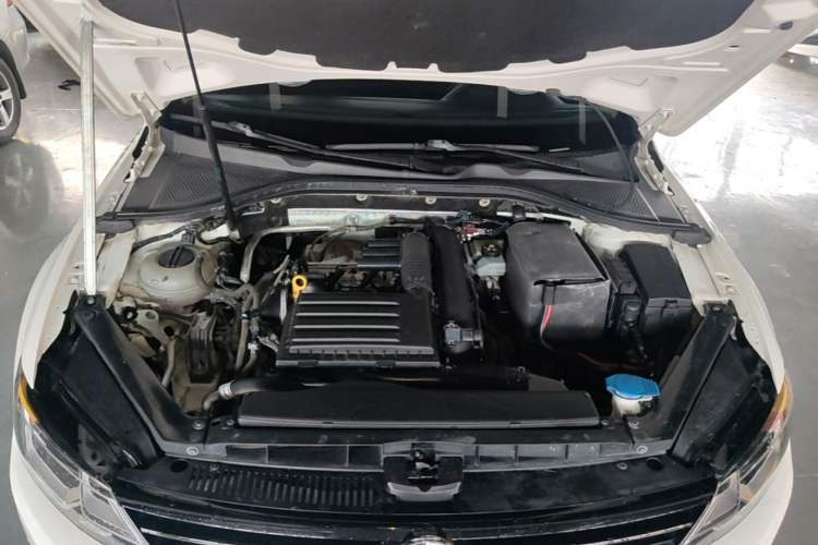 Used Volkswagen Lamando 2017 280TSI DSG Comfort Edition Engine Bay