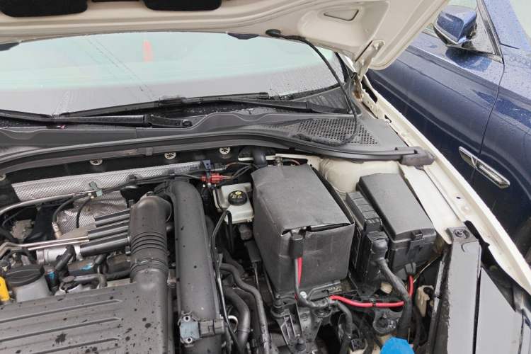 Used Volkswagen Lamando 2017 230TSI DSG Fashion Edition Engine Bay Left