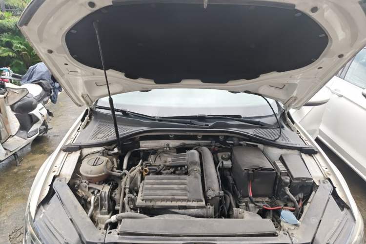 Used Volkswagen Lamando 2017 280TSI DSG Comfort Edition Engine Bay