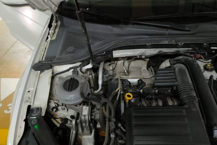 Used Volkswagen Lamando 2017 280TSI DSG Comfort Edition Engine Bay Right