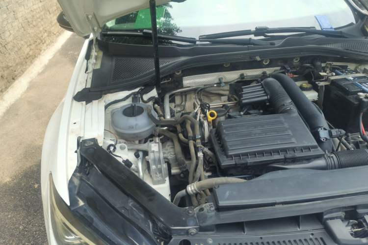 Used Volkswagen Lamando 2017 230TSI Manual Trend Edition Engine Bay Right