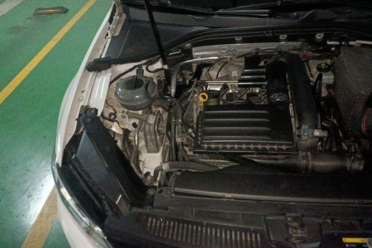 Used Volkswagen Lamando 2017 280TSI DSG Comfort Edition Engine Bay Right