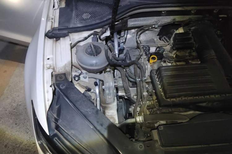 Used Volkswagen Lamando 2017 280TSI DSG Comfort Edition Engine Bay Right