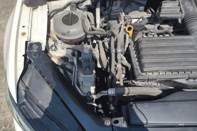 Used Volkswagen Lamando 2017 230TSI Manual Trend Edition Engine Bay Right